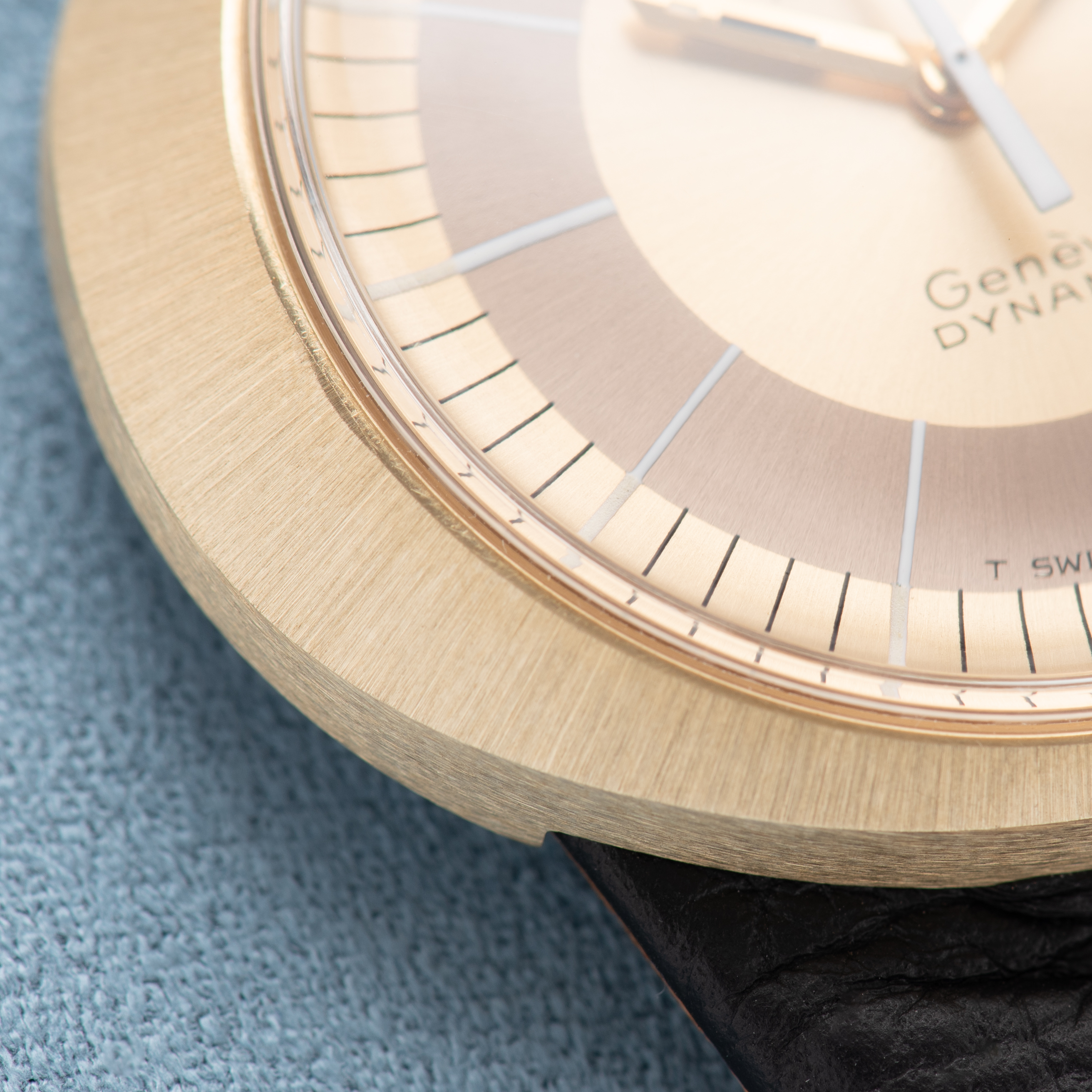 Zicht op Omega Genève Dynamic Automatic Day-Date Gold Capped from 1969 Réf 166.039 NOS