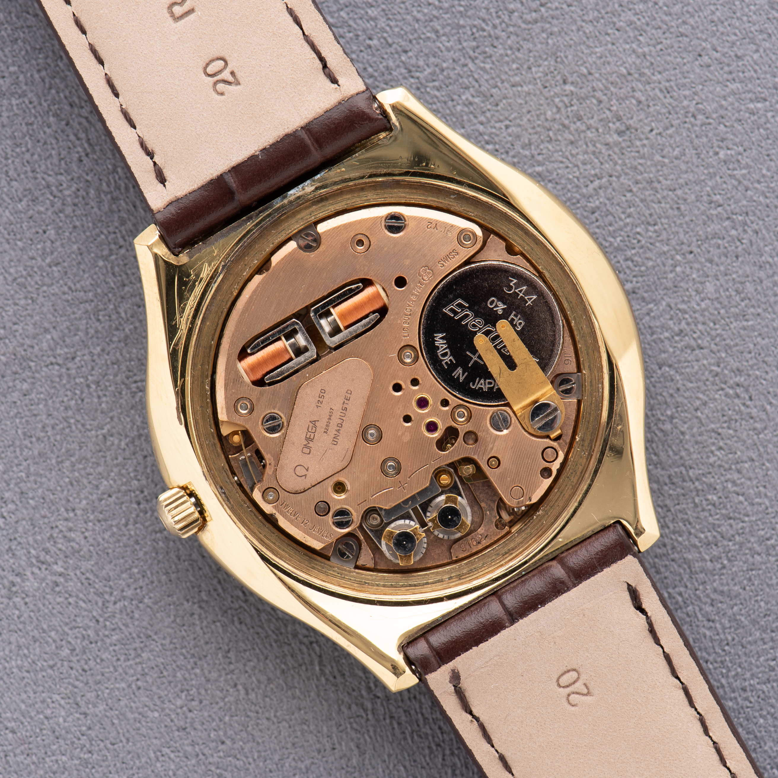 Zicht op Omega Electronic F300 Hz Chronometer Gouden wijzerplaat Ref 198.021