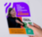 Uma mão segurando um folder com a foto de uma mulher de 60 anos e a frase "Por uma política com propósito, vote 43000"