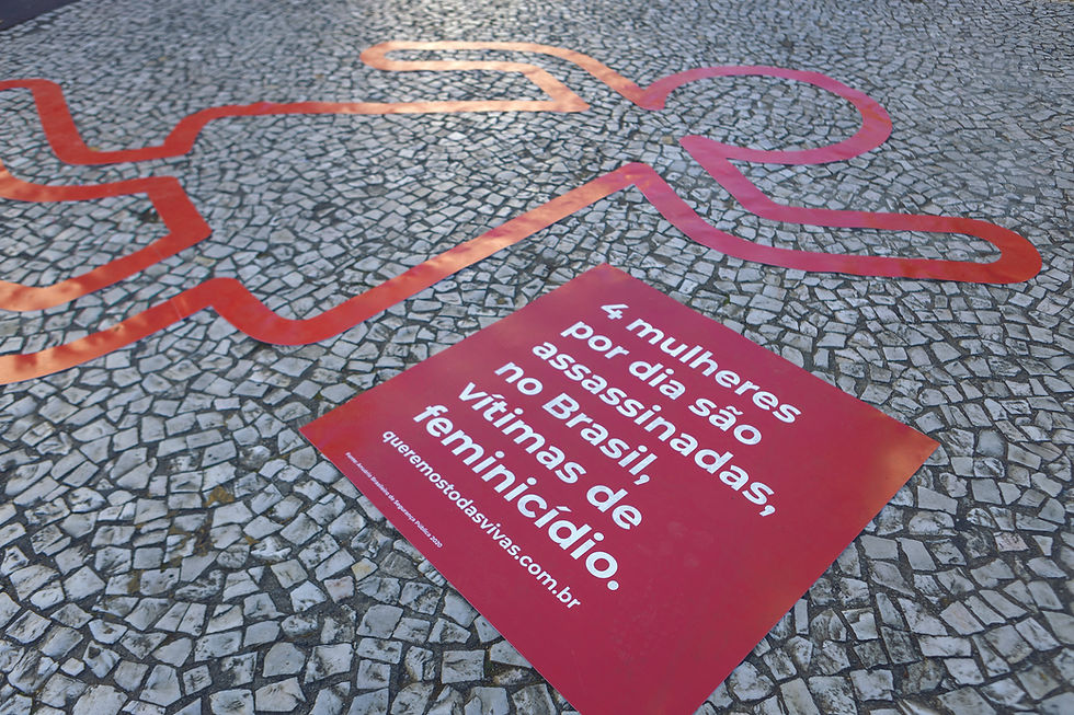 Foto de um adesivo com a frase "Quatro mulheres por dia são assassinadas no Brasil, vítimas de feminicídio"