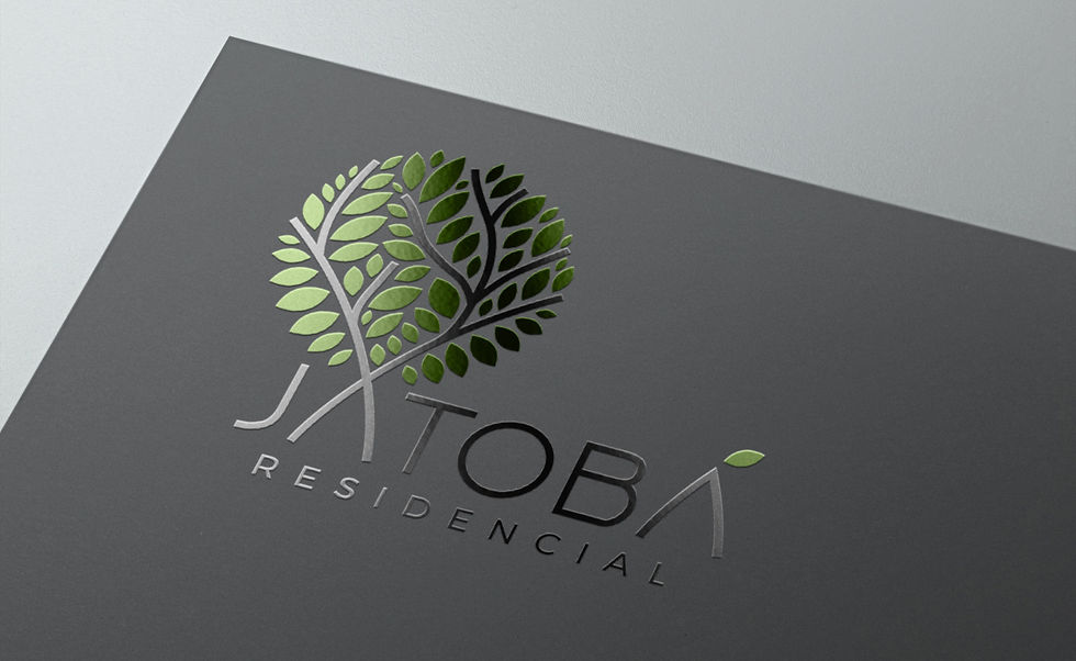 Imagem do logo em verniz impresso em uma folha preta com a palavra JATOBÁ em que o A forma o tronco de uma árvore