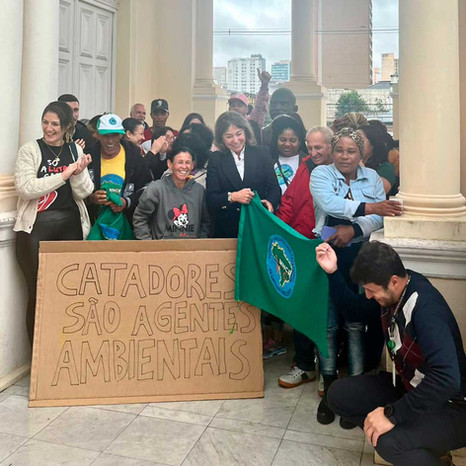 Ementa: Altera a Lei Complementar nº 40, de 18 de dezembro de 2001.
Justificativa: É pública e notória a importância das catadoras e catadores de materiais reutilizáveis e recicláveis para a gestão da Política de Resíduos Sólidos, as/os quais são responsáveis pelo aumento da vida útil dos aterros sanitários e por reduzir a demanda por recursos naturais.
Há cerca de 12 anos o Movimento Nacional dos Catadores de Materiais Recicláveis (MNCR) vem organizando as catadoras e catadores de materiais recicláveis pelo país afora, cujo objetivo é garantir o protagonismo popular de nossa classe, que é oprimida pelas estruturas do sistema social, dada a magnitude de seu trabalho.
Esses agentes ambientais merecem o reconhecimento da Administração Pública Municipal do relevante trabalho realizado ao meio ambiente, a nossa sociedade e, consequentemente, às futuras gerações.
Texto da lei na íntegra: