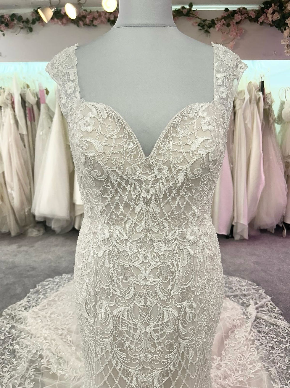 Thumbnail: Pre-Loved Bridal White Rose 'R1667' Wedding Dress