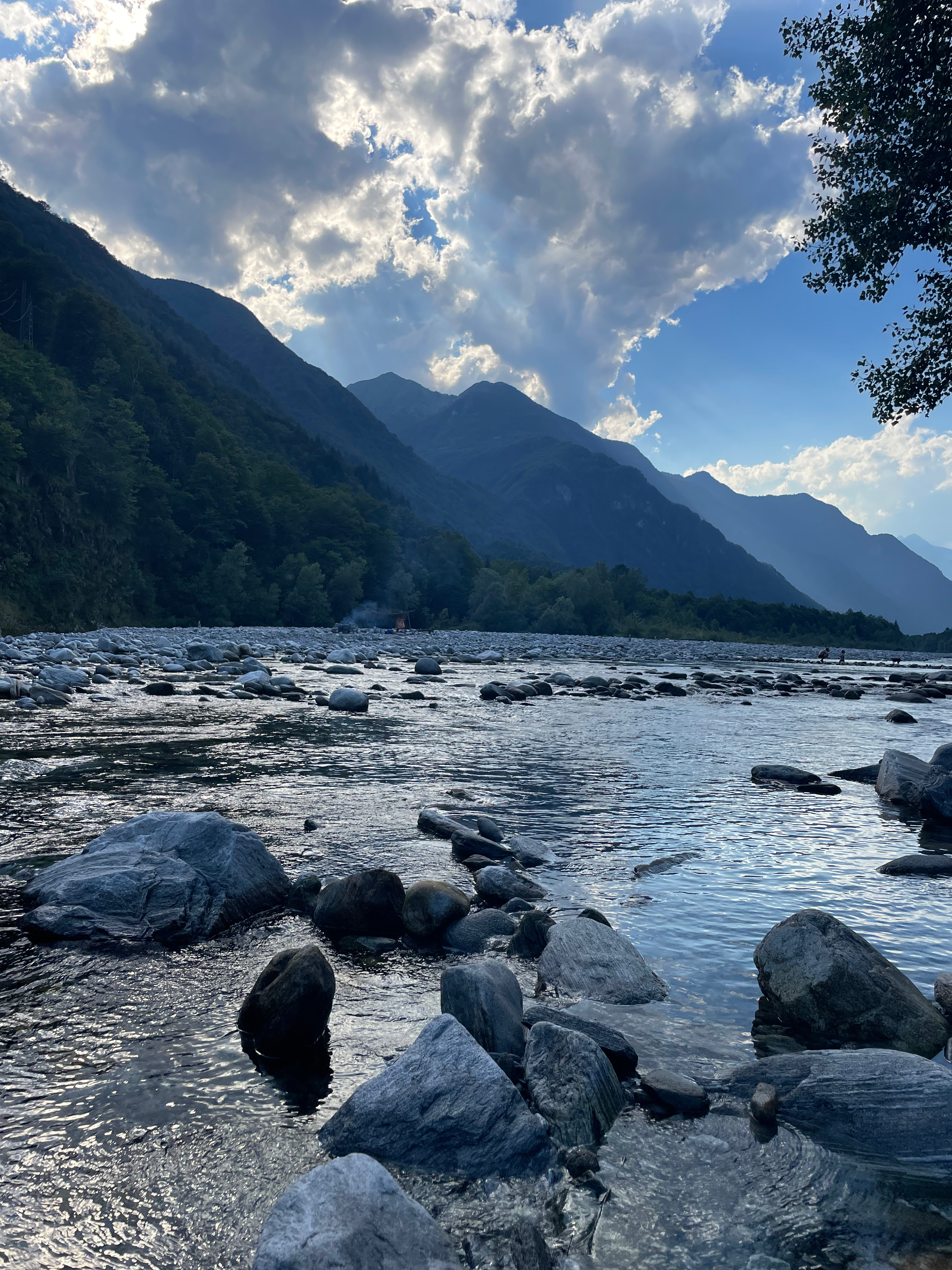 Rivière et montagnes, photographie SAM VISUALS