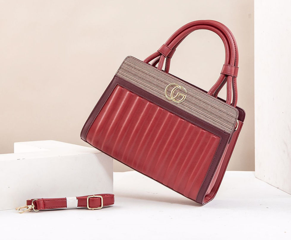 Miniature : Sac à main femme rouge et beige, Gucci avec poignées et bandoulière, en studio.