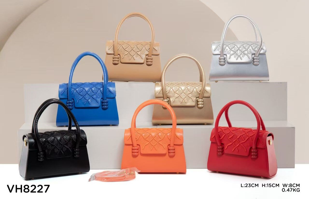 Plusieurs sacs à main femme, de couleurs variées, présentés sur fond clair, VH8227.