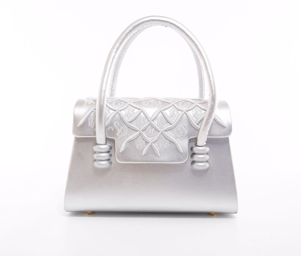 Miniature : Sac à main femme argenté sur fond blanc, avec poignées, Logodouman élégant.
