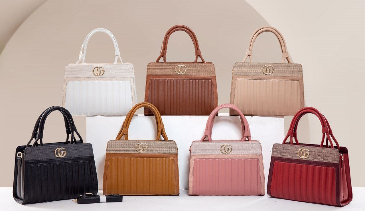 Plusieurs sacs à main femme de différentes couleurs sur fond blanc, Logodouman.