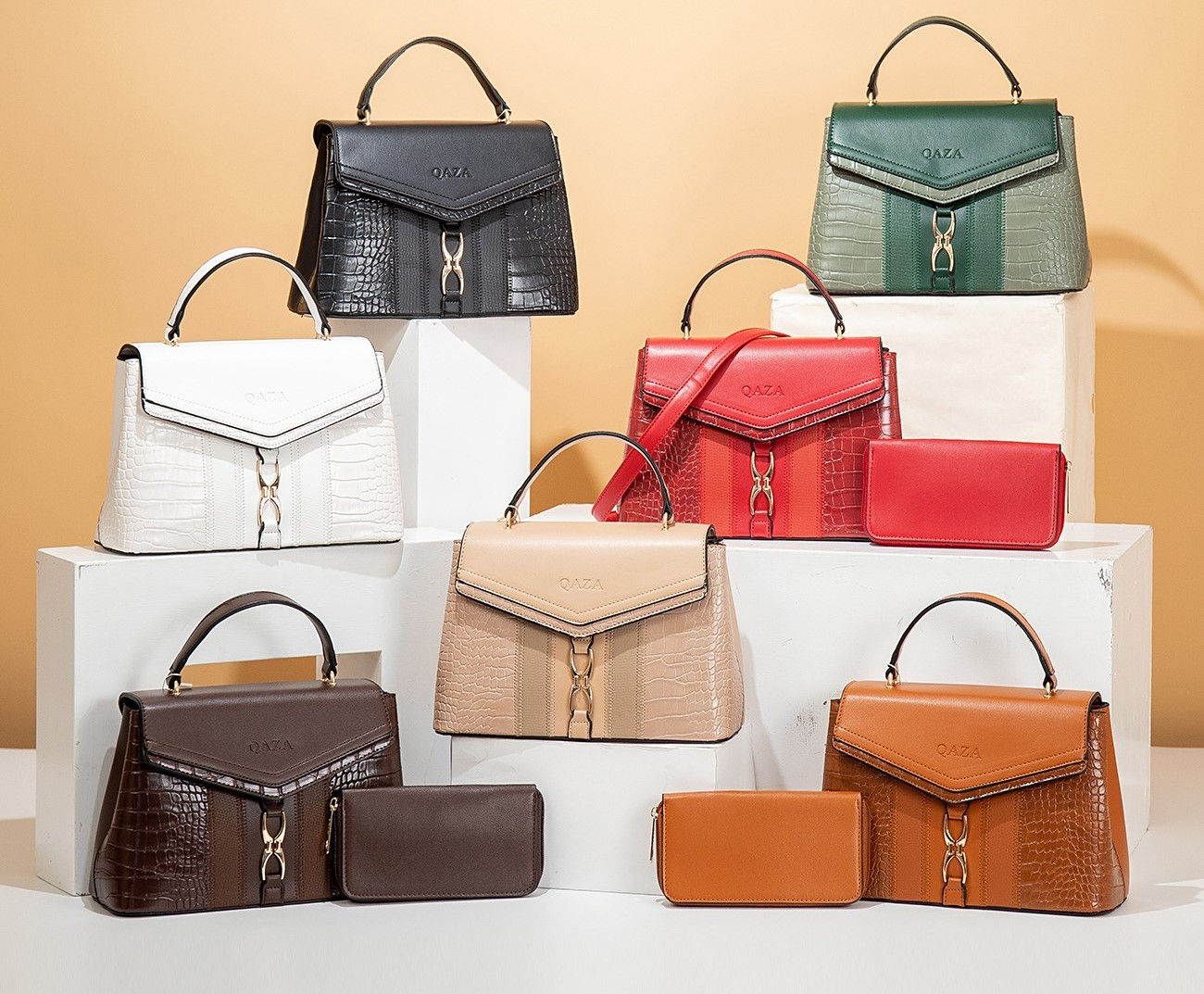 Plusieurs sacs à main femme de différentes couleurs sur des présentoirs blancs, Sac à main femme.