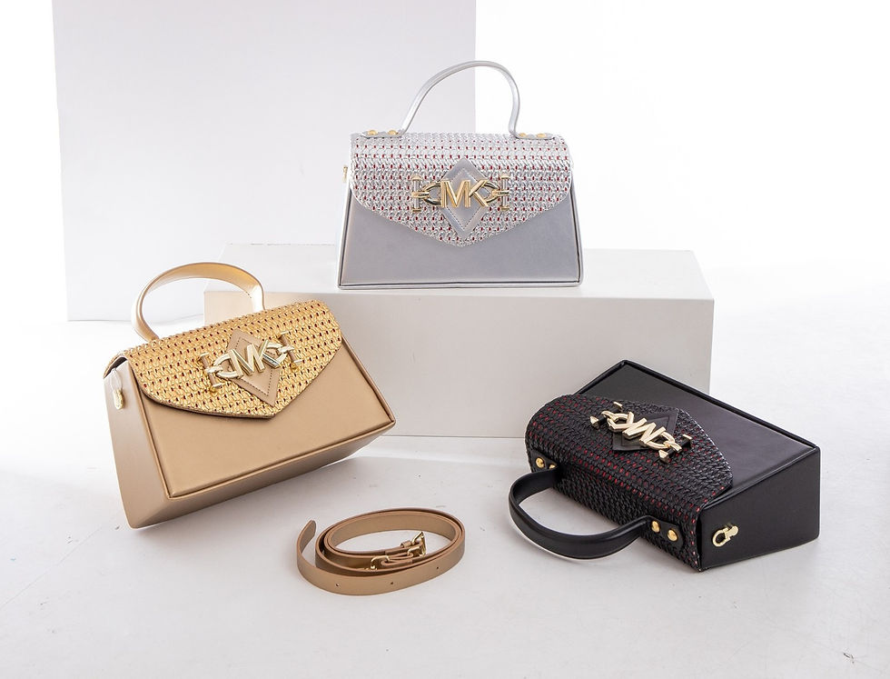 Miniature : Trois sacs à main femme, présentés sur fond blanc avec des détails dorés