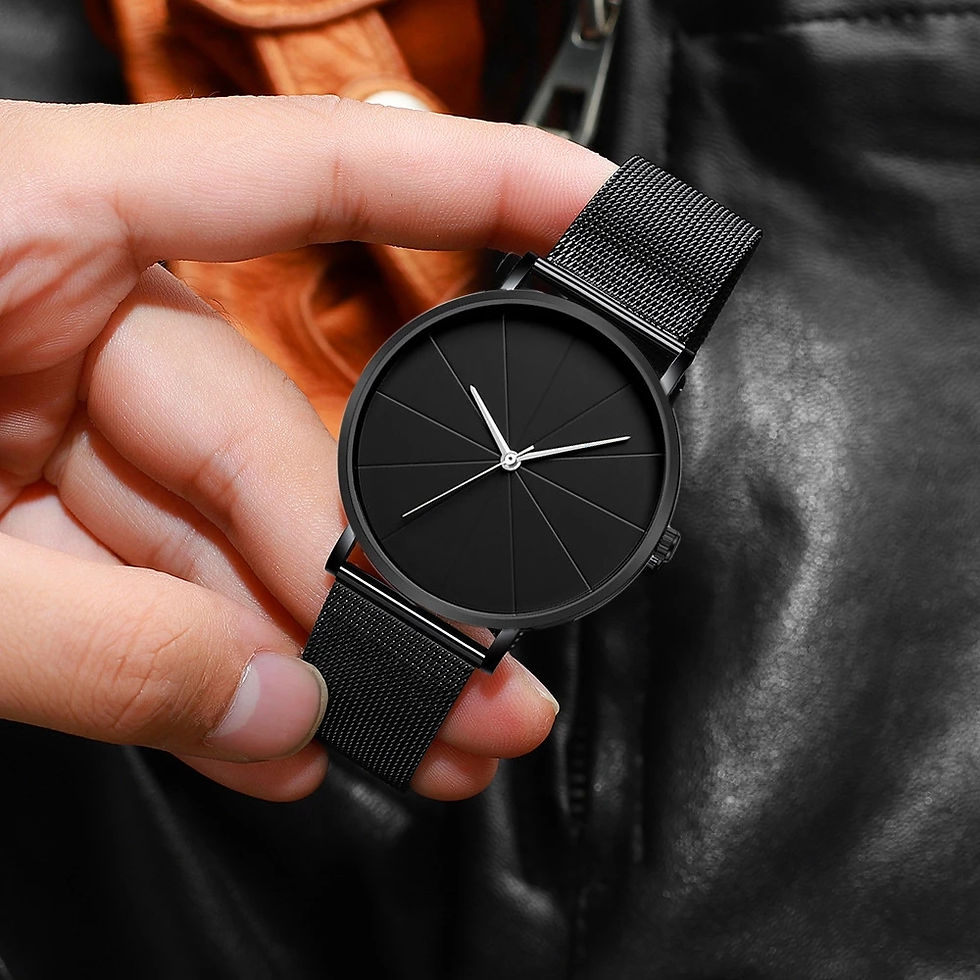 Miniature : Main noire avec bracelet en acier sur une veste en cuir. Montre Homme.