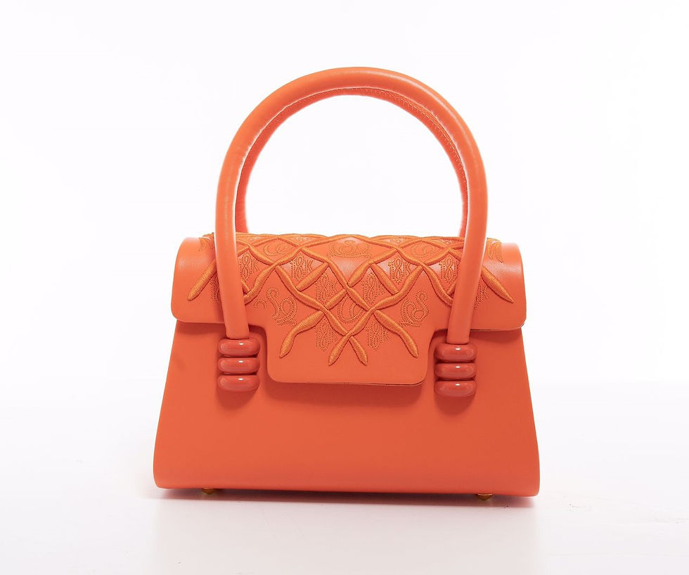 Thumbnail: Sac à main femme orange, design en cuir gaufré, poignée et détails, sur fond blanc.