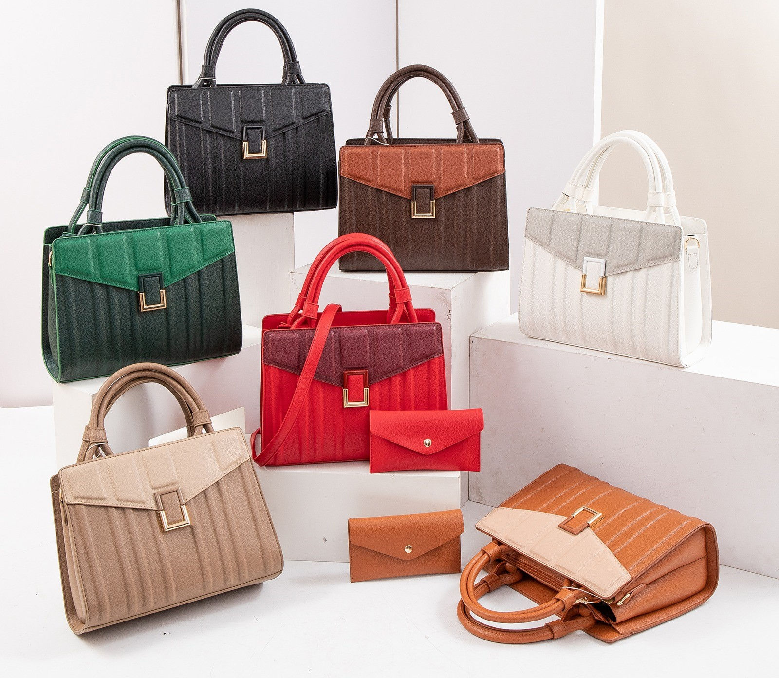 Plusieurs sacs à main femme, de couleurs et de modèles différents, pour un look tendance.