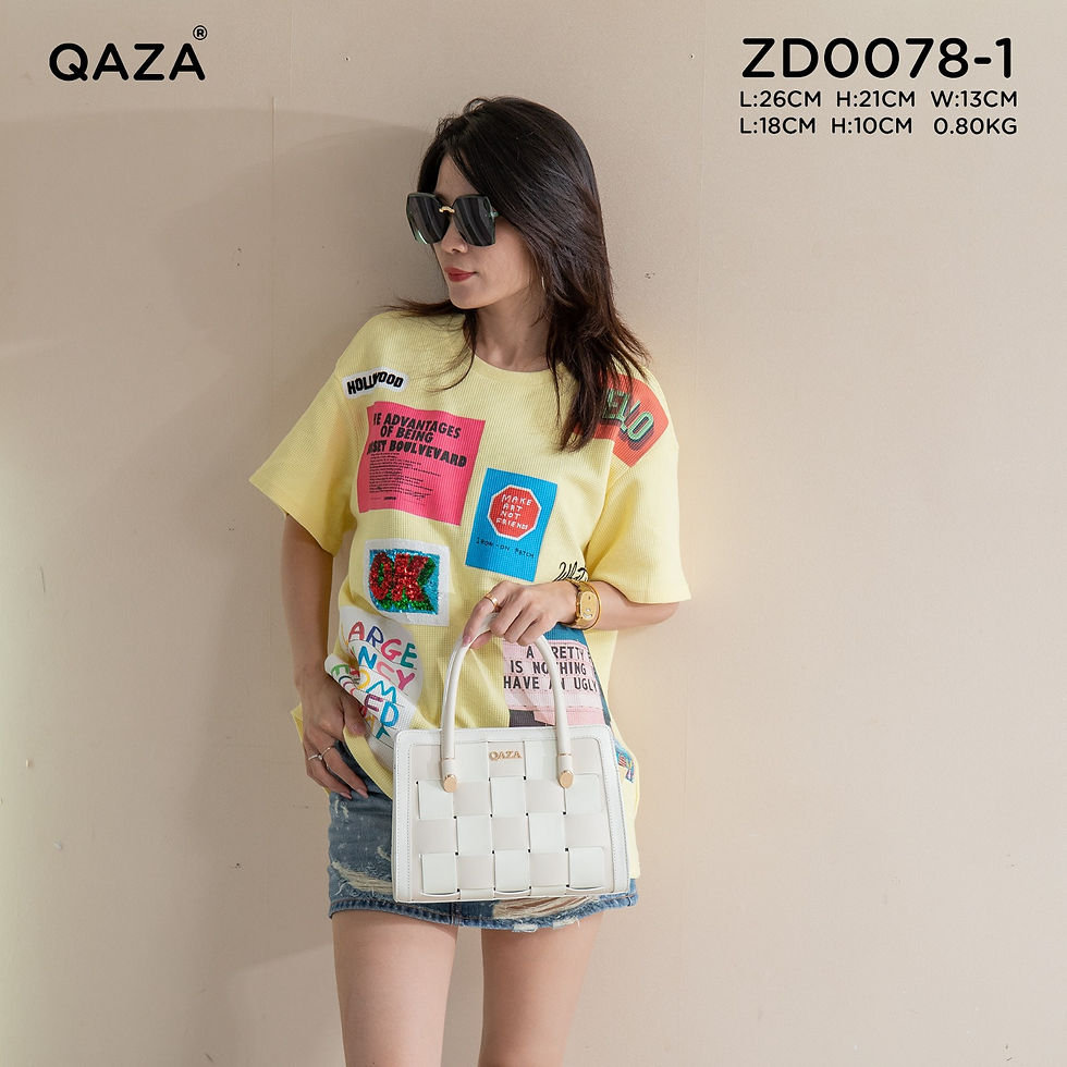 Thumbnail: Femme portant un sac à main QAZA ZD0078-1, sac à main femme, devant un mur beige.