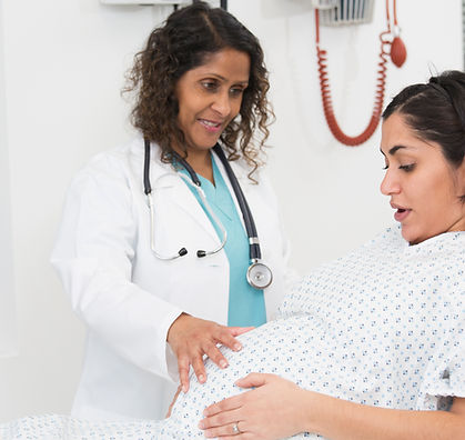 Médica com paciente grávida