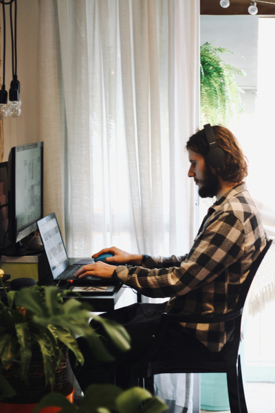 Um homem trabalhando no computador em casa.