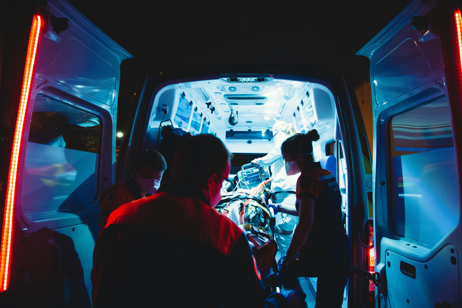 Enfermeiras em uma ambulância