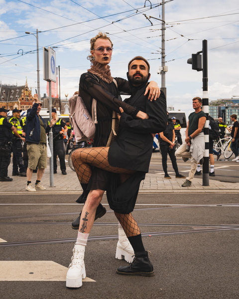 Um casal na parada LGBT