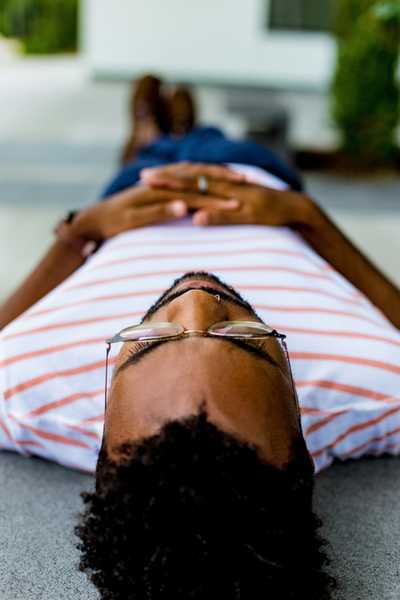 Um homem está deitado no chão e reflexivo