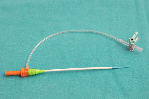 an introducer transradial kit, including an introducer sheath/cannula sheath and a puncture needle for arterial line insertion, representing sheath coatings