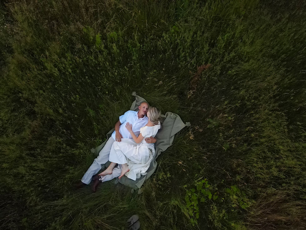 Wrapped in love and surrounded by nature 🌾💍 This sweet moment was captured during an engagement session at our Hilton Studio—where every corner is made for romance. From cozy blankets to golden fields, we’re here for all the feels.