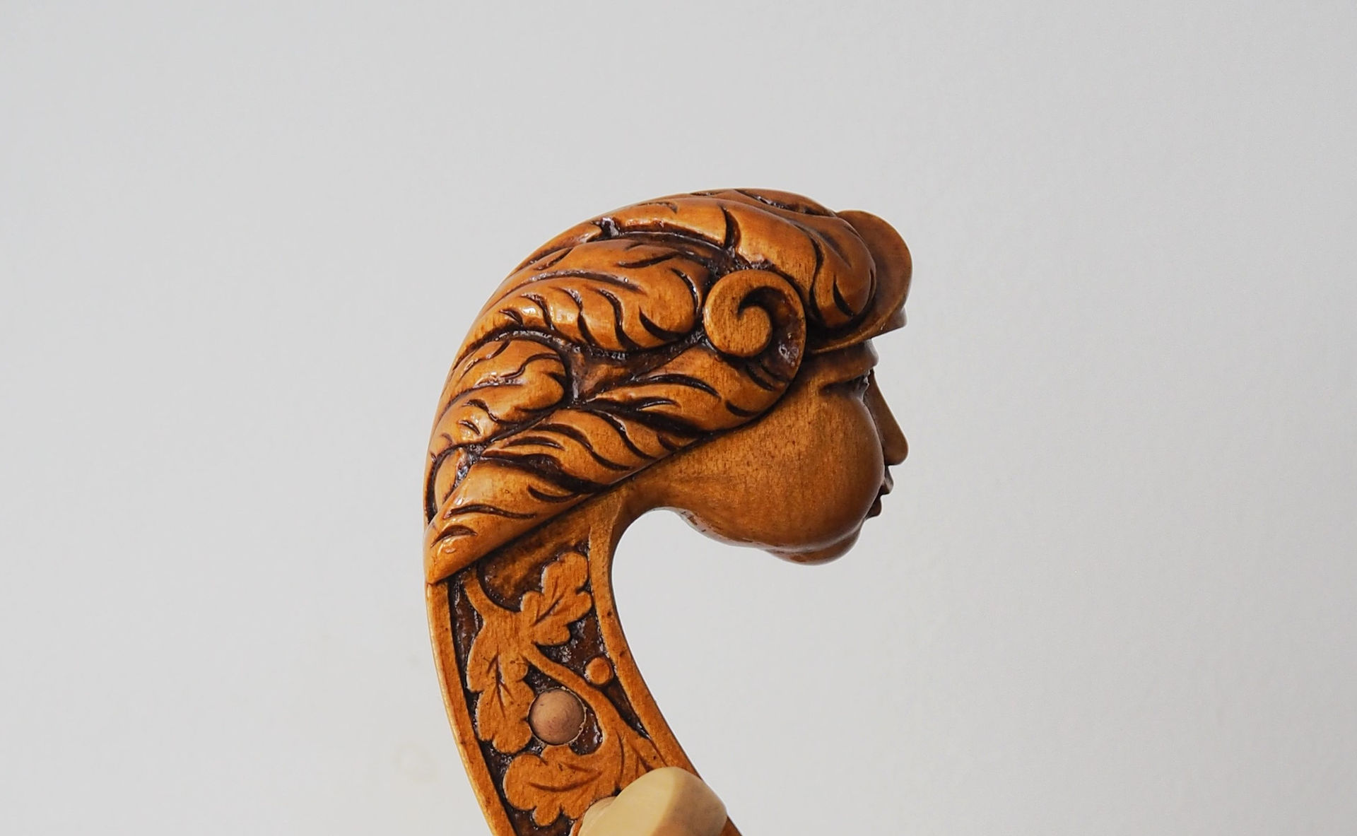 Casper Reede Luthier. Historical stringed instrument maker. Viola da gamba, Viola d'amore, Violin, Cello and Baroque Bows.