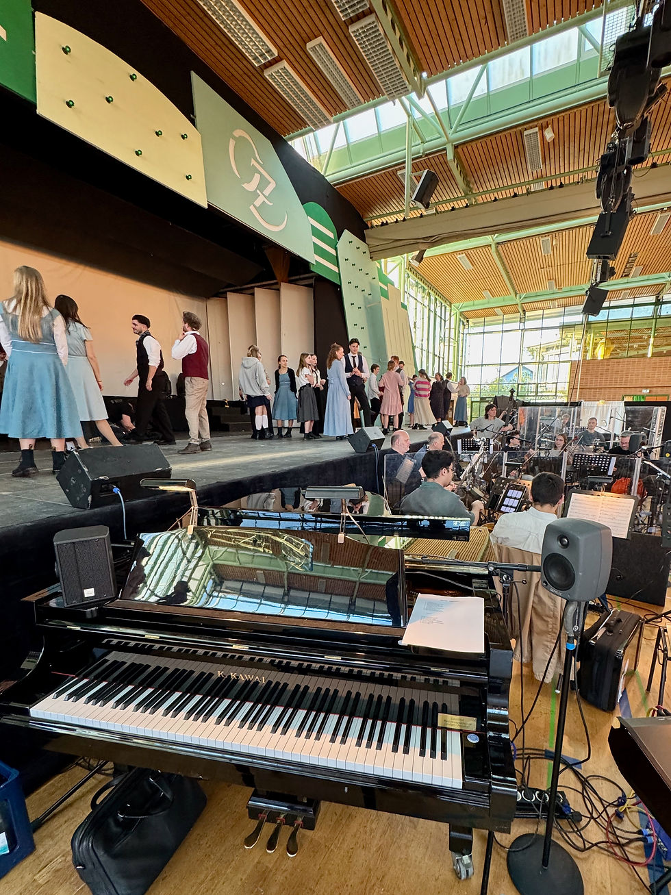 Pianist, Flügel, Orchester und Bühne beim Musical "Hexen"