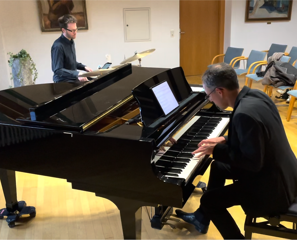 Jazzduo Anspielprobe, Bühne mit Pianist am Flügel und Schlagzeug