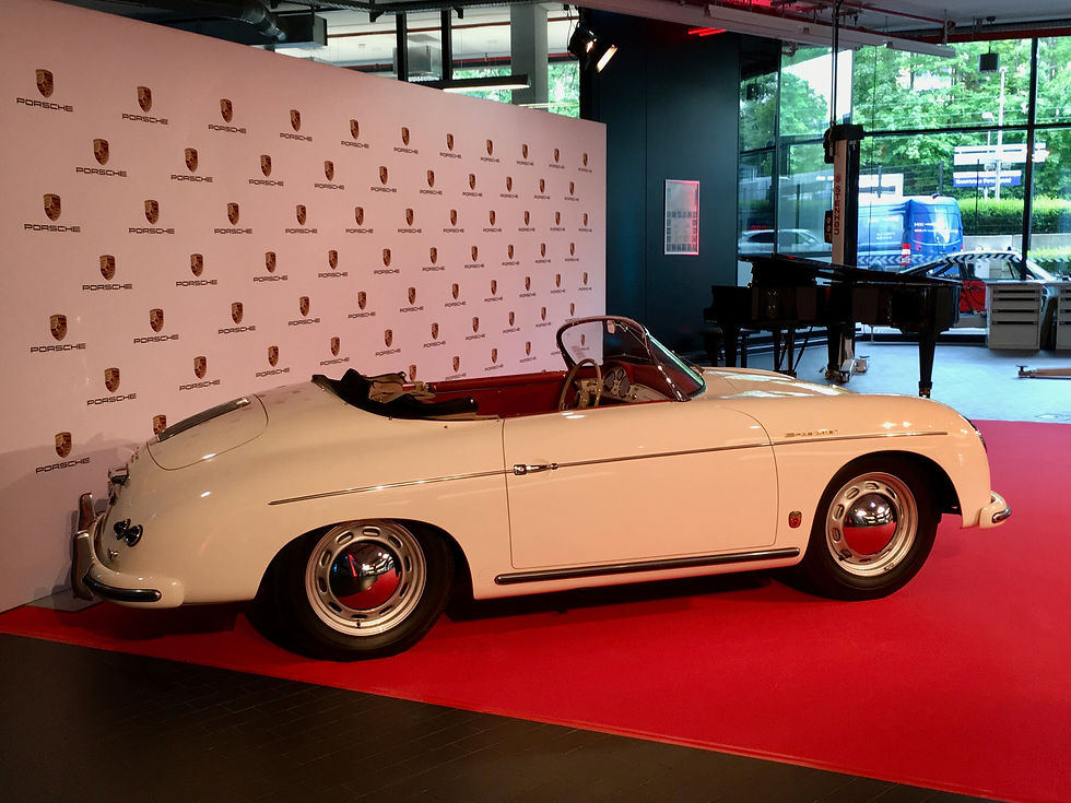 Schönes Stück, also den Flügel meine ich 🙃, Porsche Oldtimer, Flügel mit Pianist