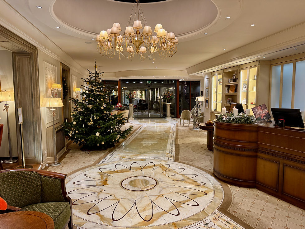 Lobby im Wald & Schlosshotel Friedrichsruhe, Ankunft des Barpianisten
