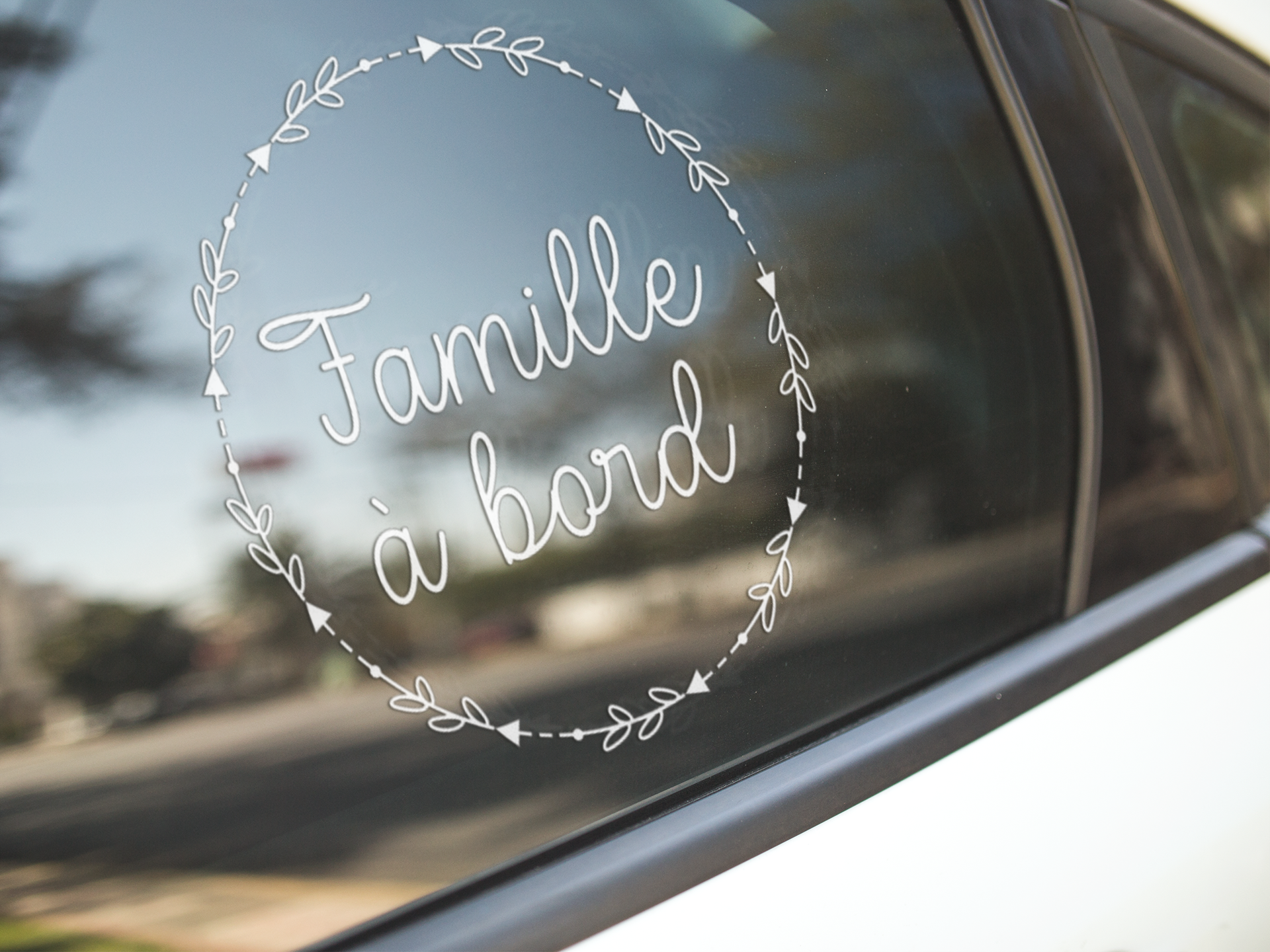 Famille à bord - flèches et feuilles