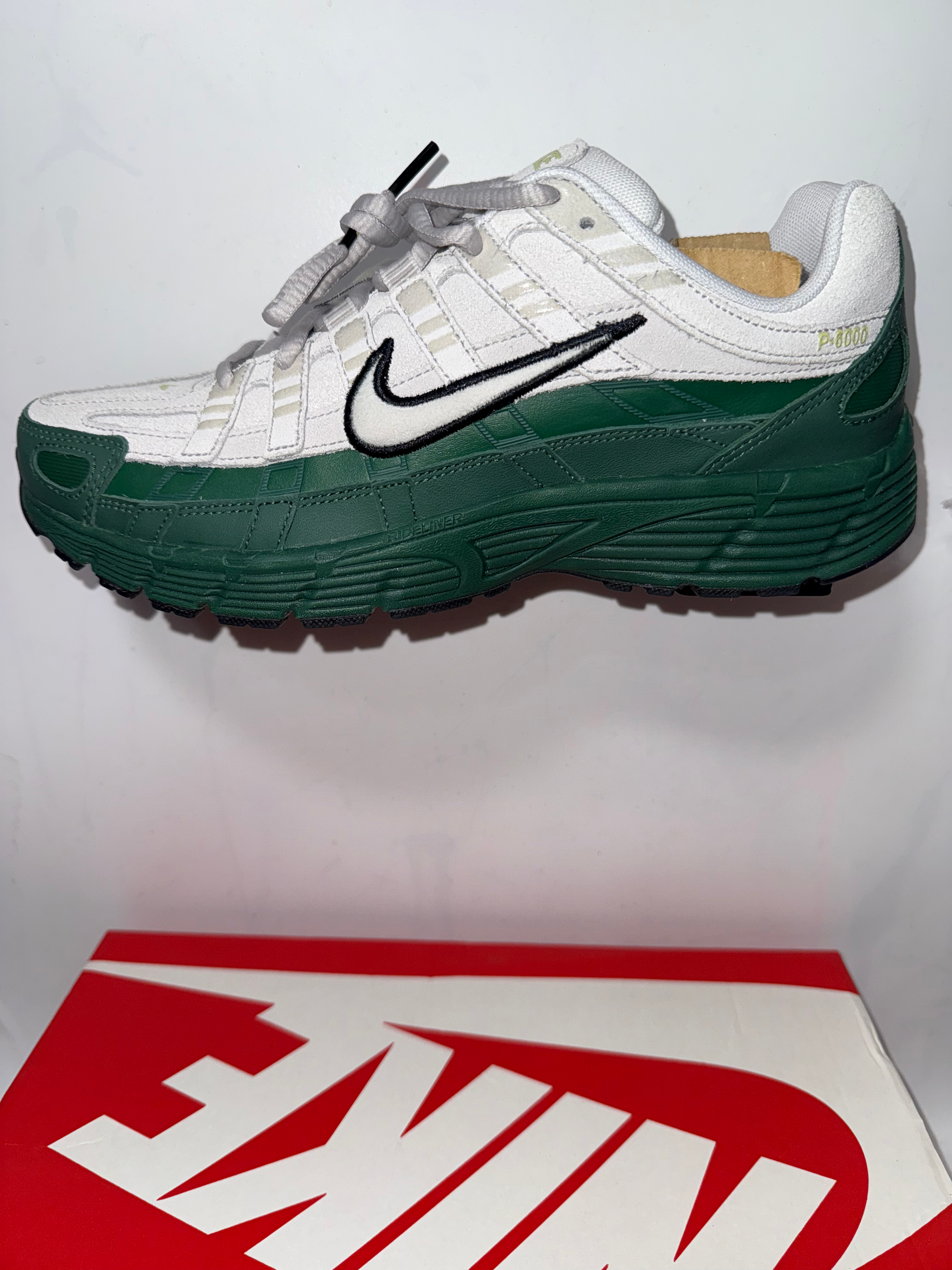 NIKE p6000- 8.5 uk new 