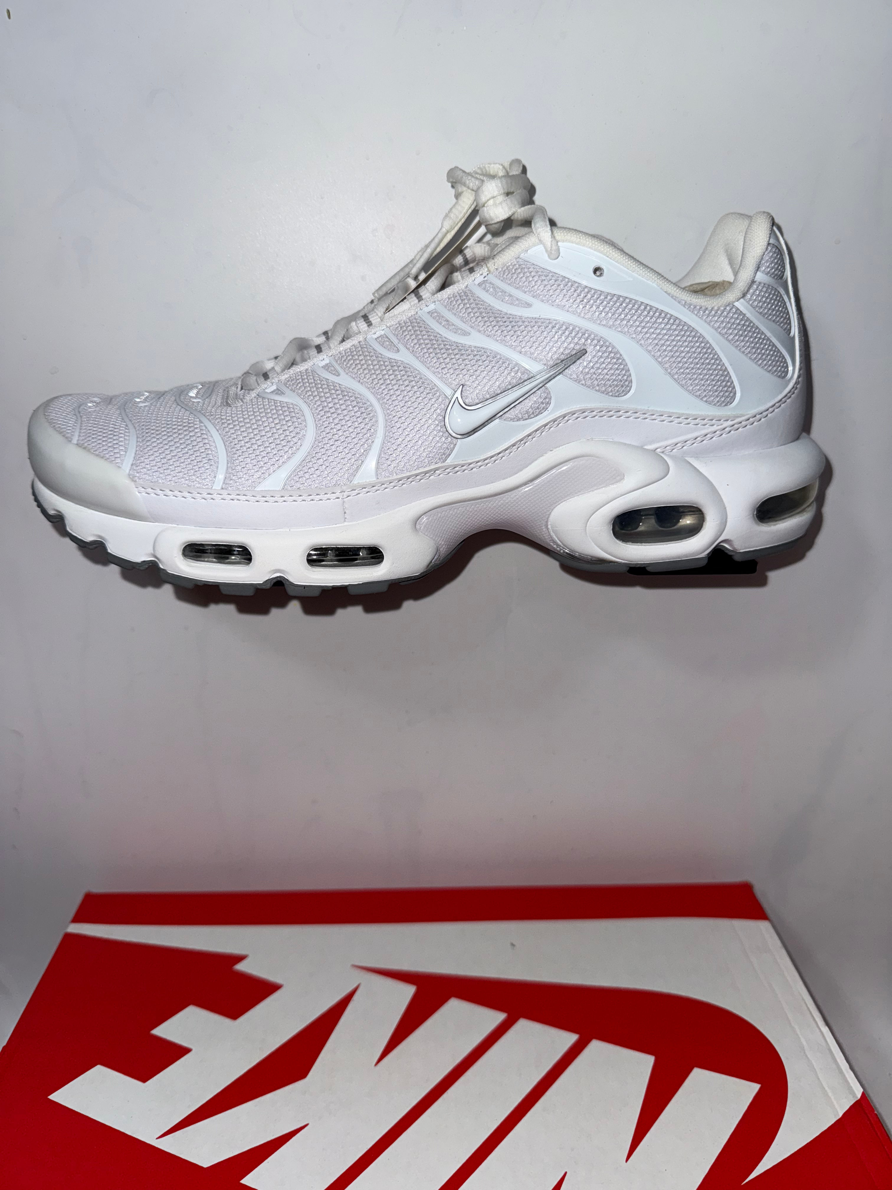 NEW NIKE TNS - 9.5 U.K. 