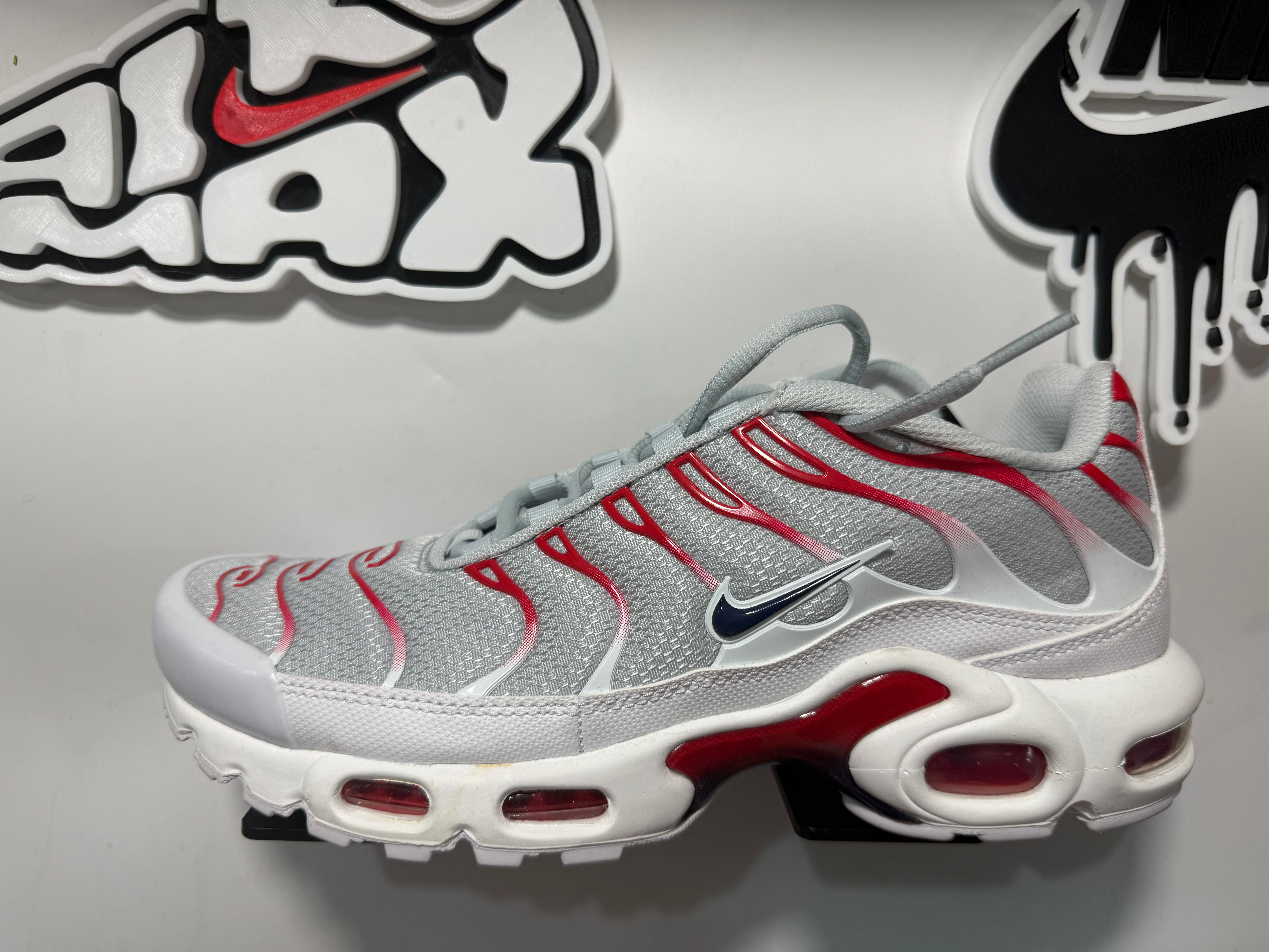 NEW NIKE TNS - 9.5 UK. 