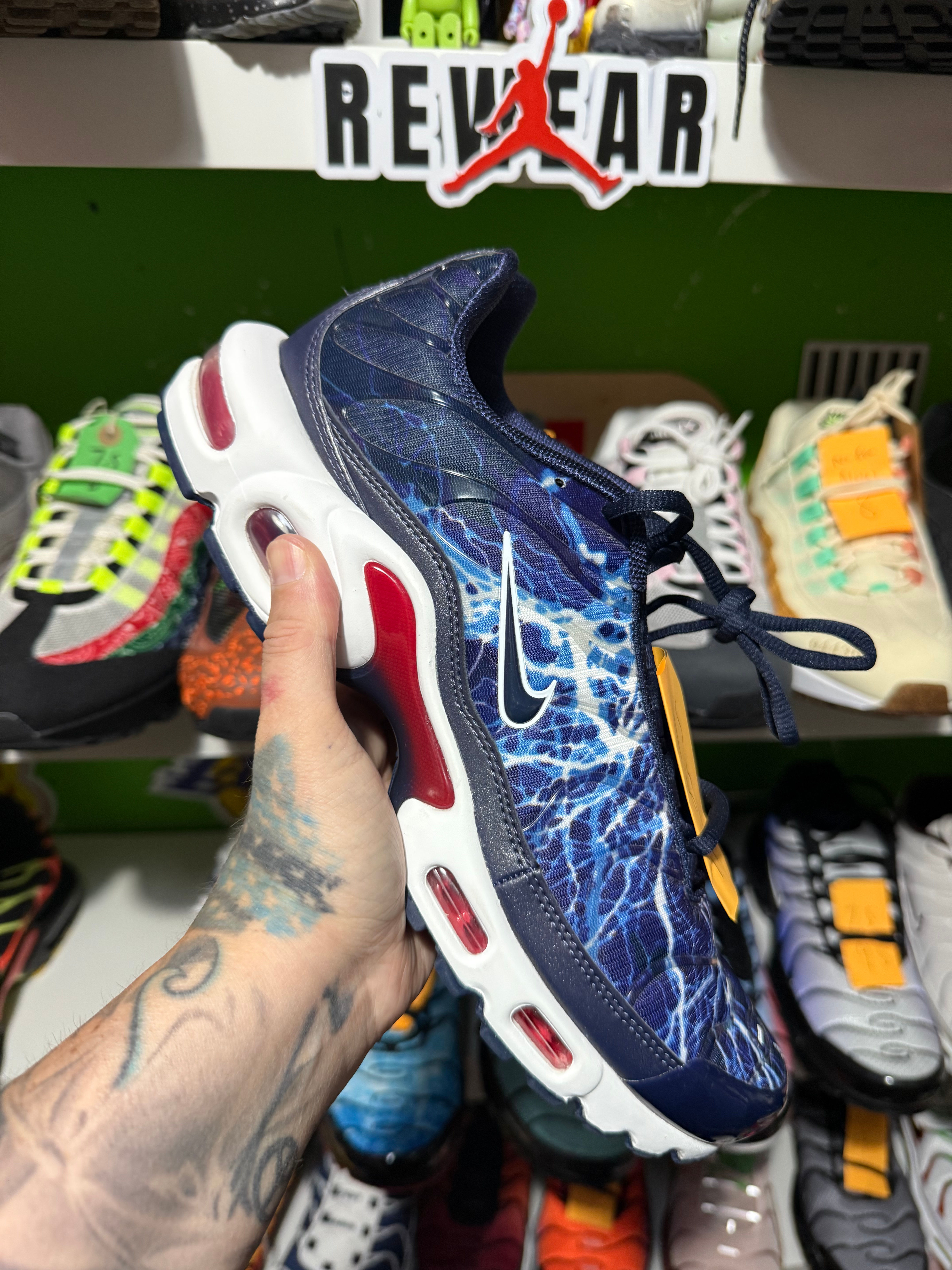 NEW NIKE TNS - 7.5 U.K. 