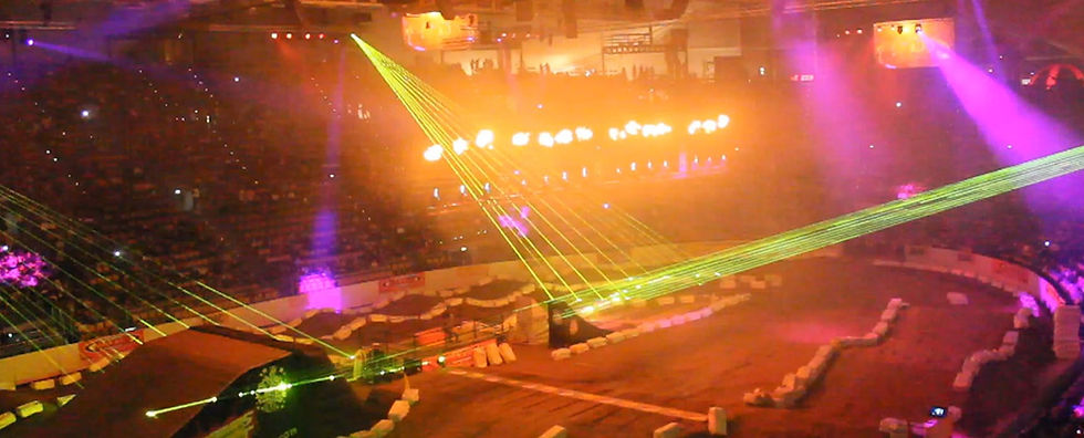 Epische Multimedia-Lasershow beim ADAC Supercross mit weithin sichtbaren HOT-Beams