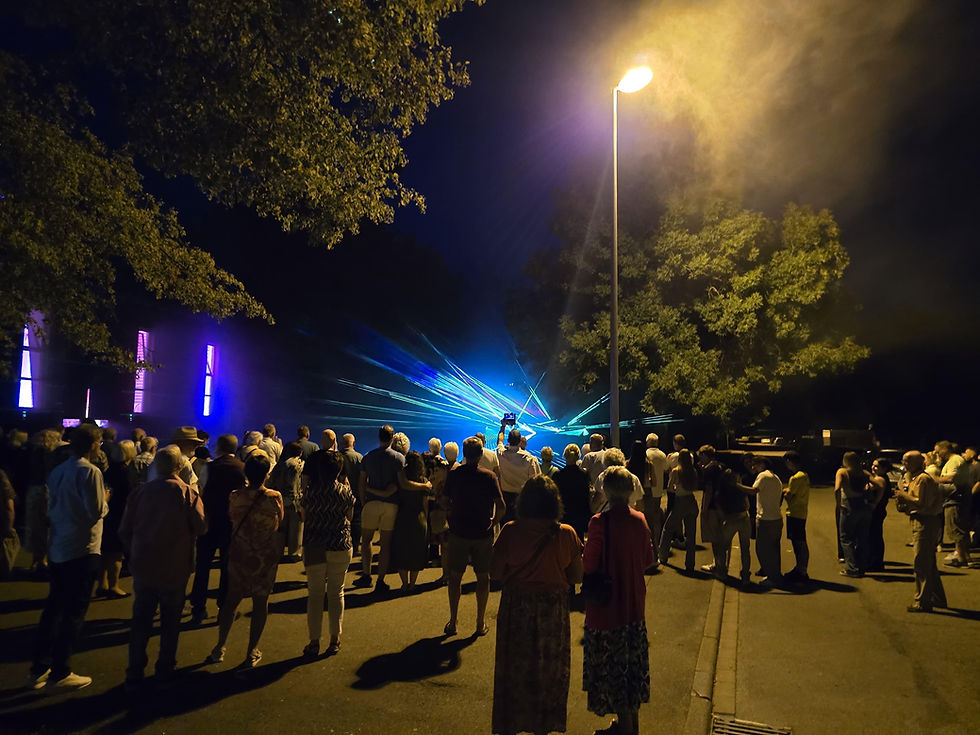 Spektakuläre Outdoor-Lasershow für ein Großevent mit raumfüllenden, messerscharfen Laserstrahlen über dem Publikum