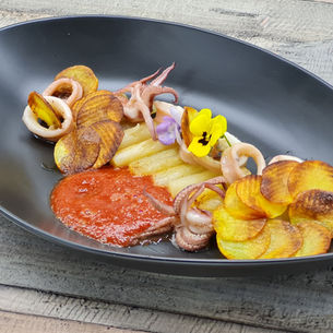 In Butter pochierte Calamari mit Rösti, Schwarzwurzeln und Tomaten-Vanille-Jus