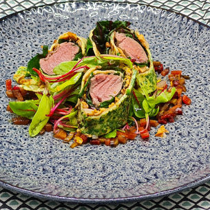 Rehfilet im Kräuter-Crêpe mit Pfifferlingen und Varianten vom Mangold