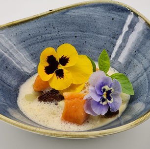 Spargelsuppe mit Vanille, gebratenen Morcheln und Saibling