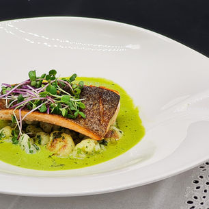 Lachsforellen-Filet auf gebratenen Blumenkohl-Röschen und Romana-Sauce