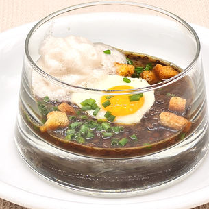 Beluga-Linsen-Salat mit kräftigem Brotsud, Wachtelei und Räucheröl-Schaum