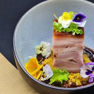 Karamellisierter Schweine-Bauch vom Spanferkel auf Senf-Spitzkraut und Speck-Balsamico-Reduktion 