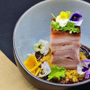 Karamellisierter Schweine-Bauch vom Spanferkel auf Senf-Spitzkraut und Speck-Balsamico-Reduktion 