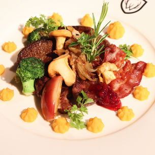 Das kleine Jägerrecht in Balsamico, Kürbisstampf, Pfifferlinge und glasierter Boskop