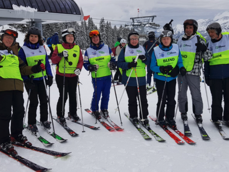 Groepsfoto op ski's op skipiste Maria Alm
