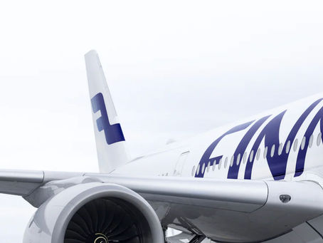 En kritisk granskning av Finnairs beslut att ta bort svenskspråkiga utrop – och vad det avslöjar om språklig jämlikhet i Finland. Artikeln diskuterar hur tvåspråkigheten gradvis urholkas när praktiska hänsyn tillåts väga tyngre än grundlagsfästa rättigheter.