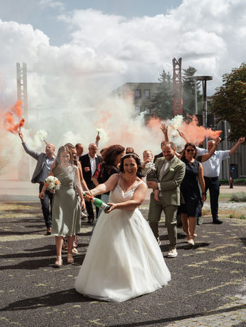 Actionsfotoshooting mit Rauchbomben und Stimmung. Braut lässt sekt spritzen