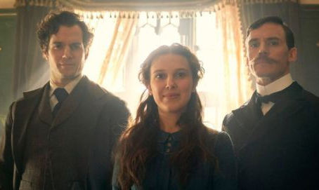 Netflix divulga primeiras imagens do longa de Enola Holmes.