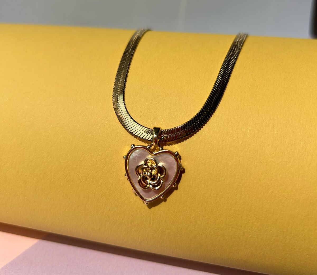 Heart shape flower snake chain pendent